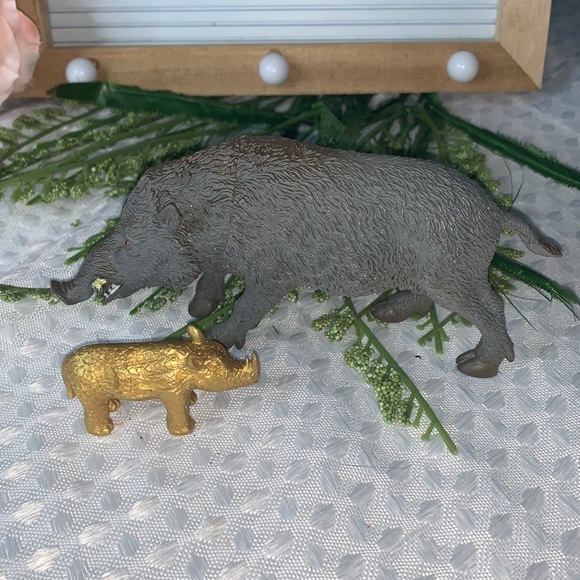 A hog and a rhinocero figures - Picture 1 of 1